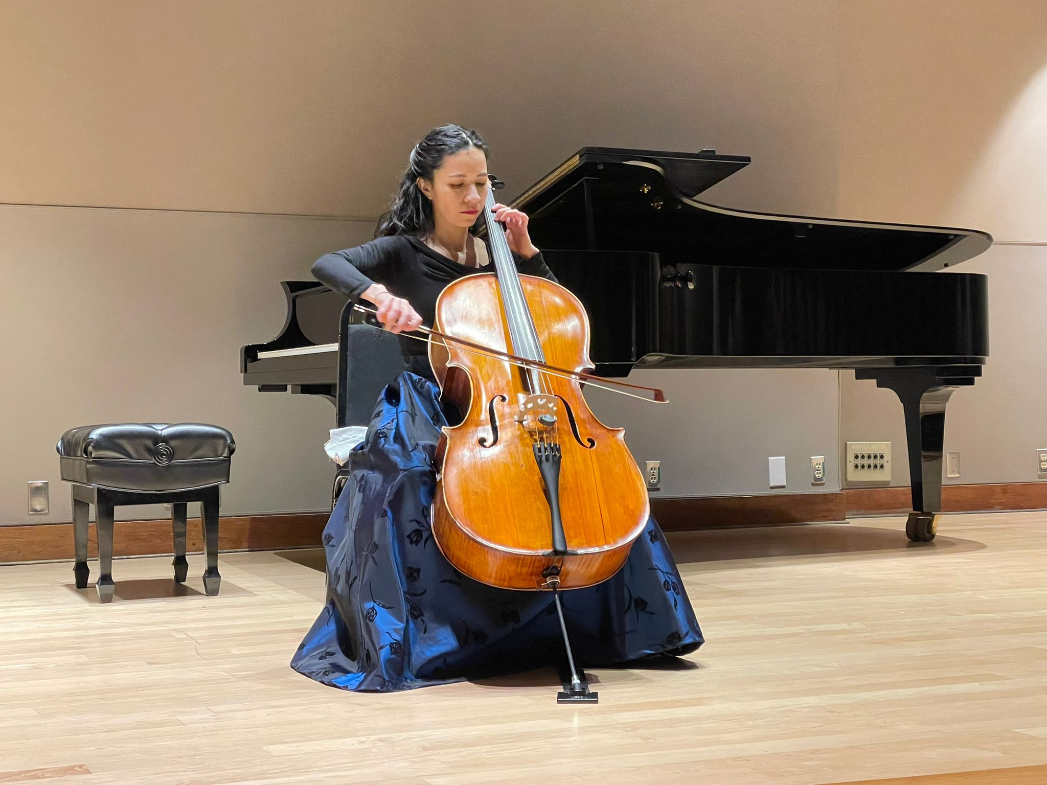 Karol Contreras performing in a formal recital hall